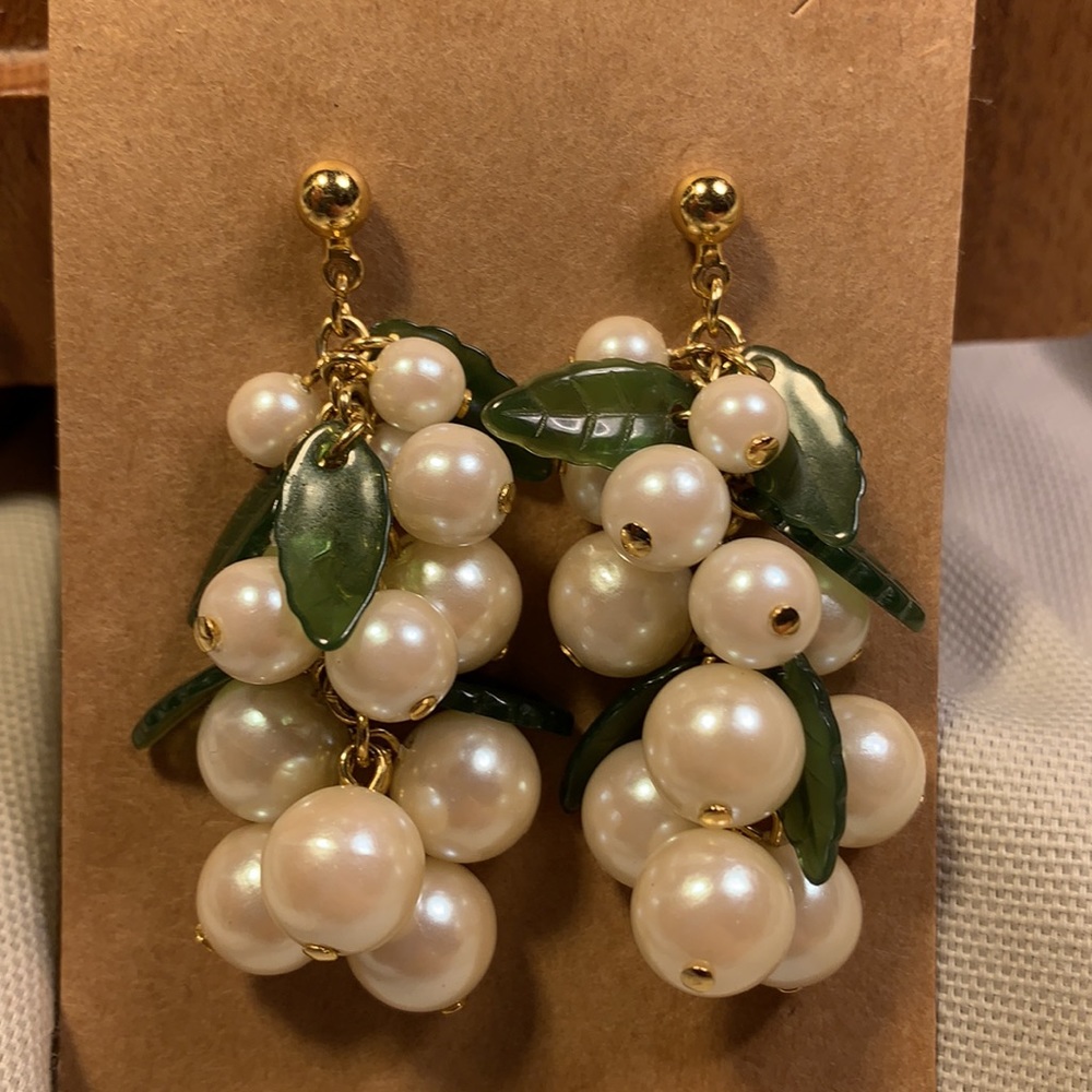 Faux pearls/grape earrings rare delicate